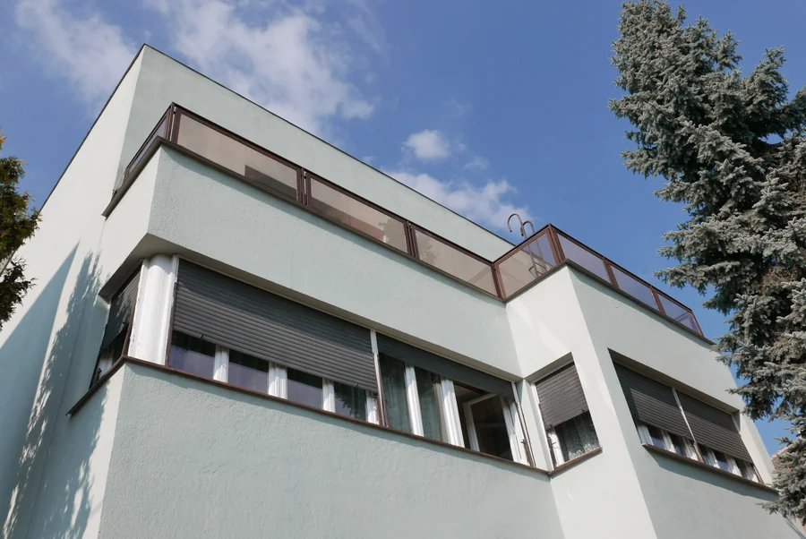 Architektúra vily v slnečnom svetle
