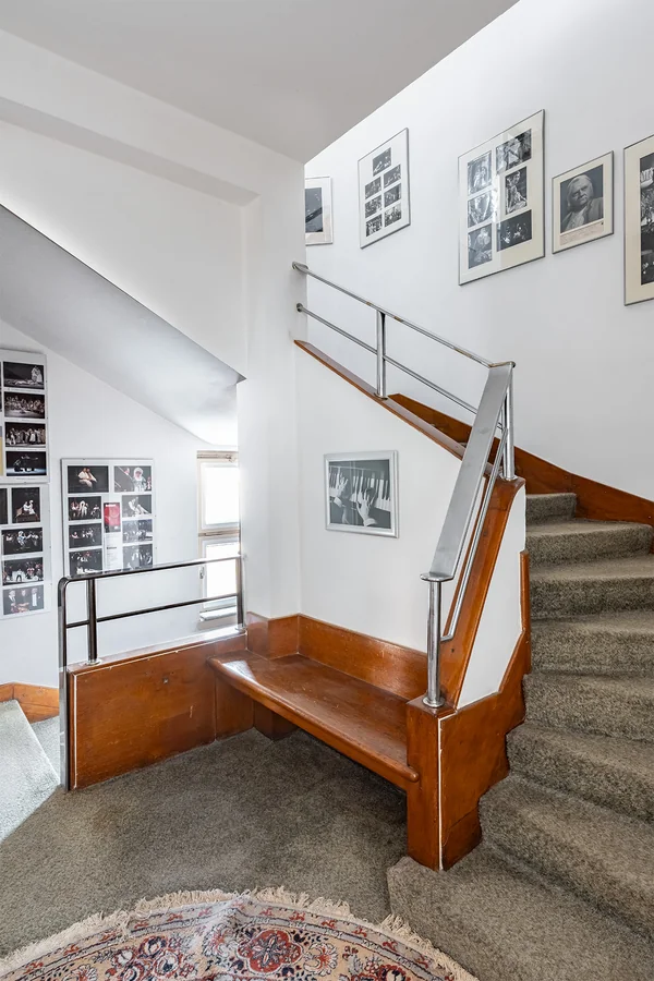 Schodisko s rodinnými fotografiami